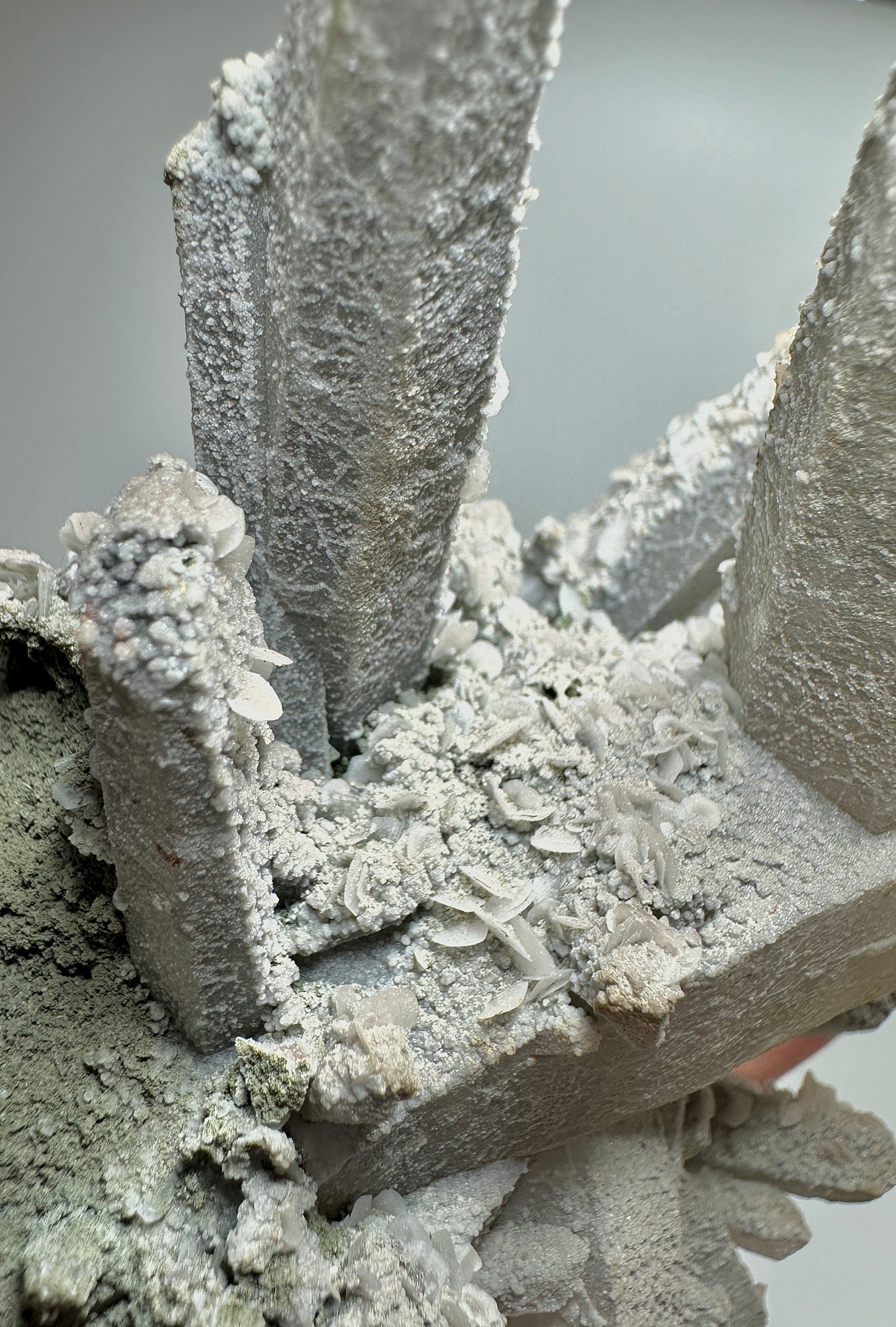 Inner Mongolia High-Temperature Quartz Cluster with Calcite & Chlorite｜Rare Chinese Mineral Specimen